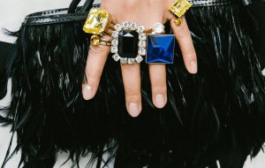 Коктейльные кольца с яркими камнями: какие выбрать и с чем носить