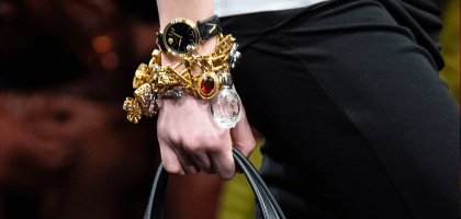 Versace girls: как носить браслеты и наручные часы по-новому