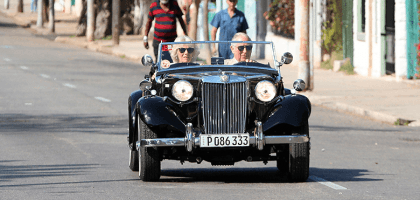 Принц Чарльз прокатил супругу Камиллу на винтажном автомобиле