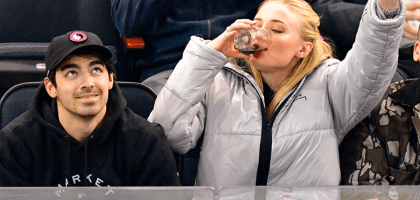 Софи Тернер эпично осушила стакан вина во время спортивного матча