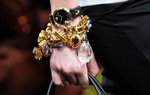 Versace girls: как носить браслеты и наручные часы по-новому