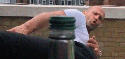 Новый флешмоб: Джейсон Стэтхэм и Ко открывают бутылку ногой