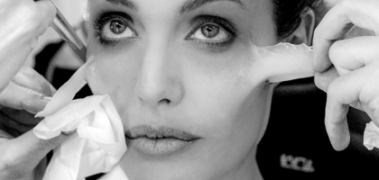 Анджелина Джоли показала, как превращается в Малефисенту