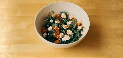 Как приготовить теплый салат с карамелизированной тыквой: видеорецепт SUNMAG
