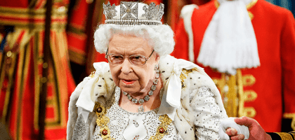 Елизавета II сменила корону на тиару