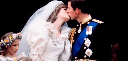 Поцелуй Дианы и Чарльза запомнился британцам больше поцелуя Меган и Гарри