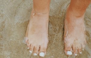 Ножной браслет: как выбрать и носить