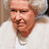 Елизавета II отказалась от натурального меха