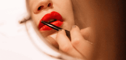 Новогодняя подготовка: учимся делать макияж с красными губами