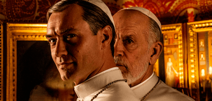 Джуд Лоу пытается сместить Джона Малковича в трейлере «Нового папы»