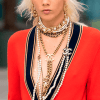 Как носить все любимые колье и подвески сразу? По примеру Chanel!