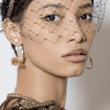 Ободок-косичка + крупные украшения – модная идея на весну от Christian Dior