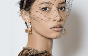 Ободок-косичка + крупные украшения – модная идея на весну от Christian Dior
