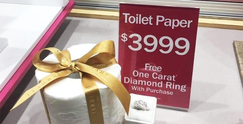 Рулон туалетной бумаги как подарок при покупке бриллиантового кольца