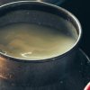Чем полезна молочная сыворотка и где ее используют?
