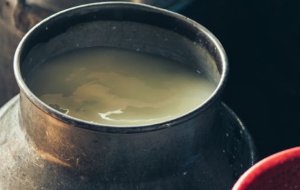Чем полезна молочная сыворотка и где ее используют?