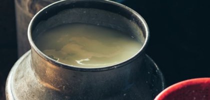 Чем полезна молочная сыворотка и где ее используют?