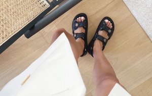 Как носить модные массивные сандалии этим летом?