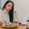 Эмоциональное переедание: что это такое и как его преодолеть
