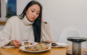 Эмоциональное переедание: что это такое и как его преодолеть