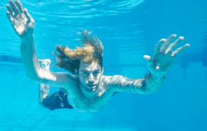 Мальчик с обложки альбома Nevermind подал на группу Nirvana в суд
