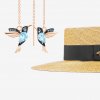 Соломенная шляпа и серьги-нити – фотогеничные аксессуары сезона