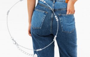Разрезы, оверсайз и белый цвет: 7 самых трендовых джинсов этого сезона
