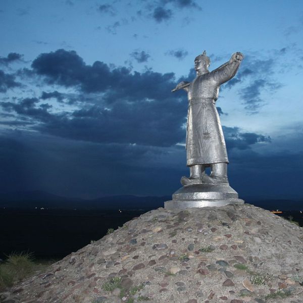 кызыл памятник