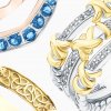 Тренд для новогодней ночи – надеть все крупные кольца сразу, как модели Temperley London и Ports 1961