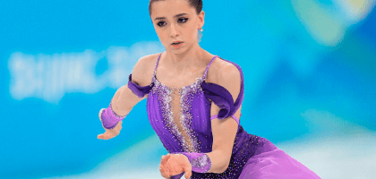 Камила Валиева лидирует после проката короткой программы на Олимпиаде