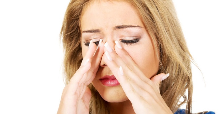 Почему может возникать заложенность носа без насморка, и что с этим делать