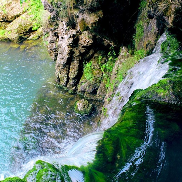 Водопады на реке Кага