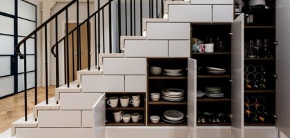 Как функционально организовать пространство под лестницей в доме или квартире
