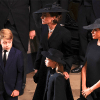 Кейт Миддлтон и Меган Маркл надели украшения королевы Елизаветы II на ее похороны