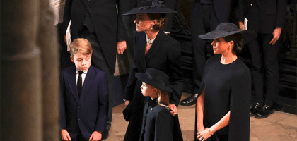 Кейт Миддлтон и Меган Маркл надели украшения королевы Елизаветы II на ее похороны