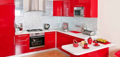 Красная кухня в интерьере: дизайн, интересные идеи с фото