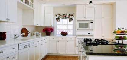 Белая кухня в интерьере: дизайн, интересные идеи с фото