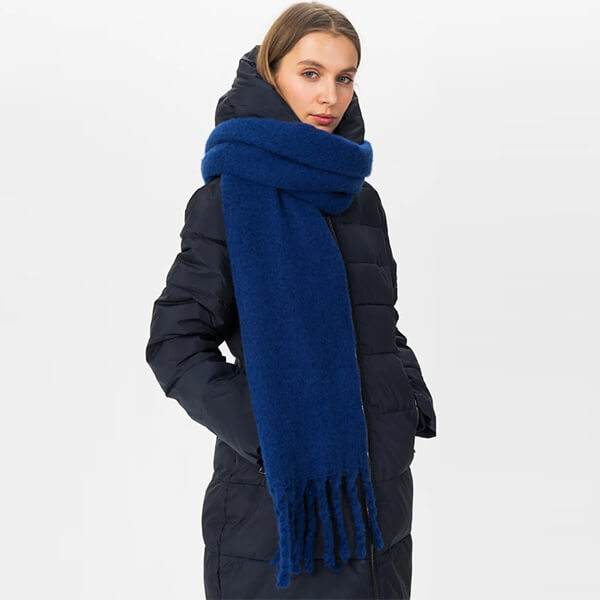 Теплый и объемный шарф – незаменимый аксессуар в холода