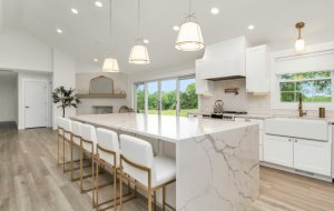 Белая кухня в интерьере: дизайн, интересные идеи с фото