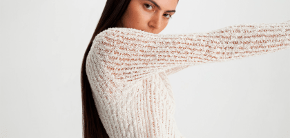 Прозрачный свитер – самая горячая покупка весны