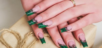 Зеленый френч на короткие и длинные ногти: варианты дизайна с фото