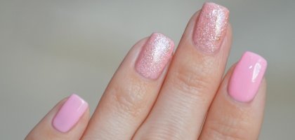 Розовый маникюр с блестками на короткие и длинные ногти: варианты дизайна