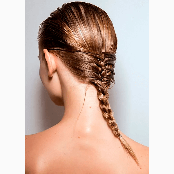 Прически с эффектом мокрых волос – несколько вариантов на пробу этим летом