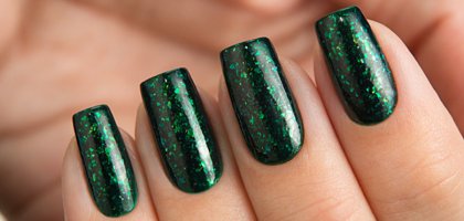 Зеленый маникюр с блестками на короткие и длинные ногти: варианты с фото