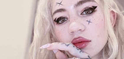 Возлюбленная Илона Маска сделала татуировку в виде шрама