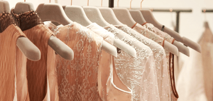 В чем пойти на свадьбу к подружке: 5 платьев, которые не затмят невесту, но точно вам понравятся