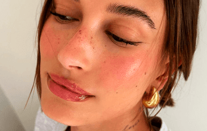 Секреты осеннего блеска: как создать мерцающий и свежий образ с помощью макияжа в холодные дни