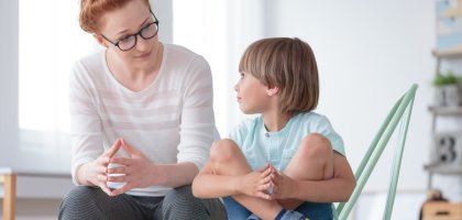Как понять, что ребёнок испытывает сильный стресс, и помочь ему справиться