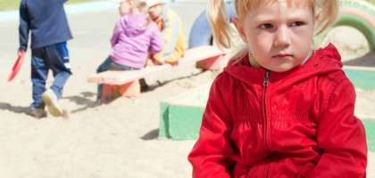 Ребенок боится других детей: почему и как это исправить