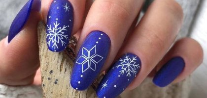 Синий новогодний маникюр на короткие и длинные ногти: варианты с фото